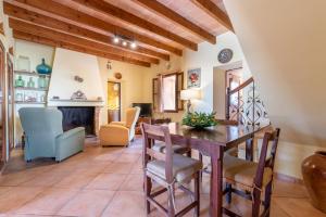 a kitchen and living room with a table and chairs at Son Xigala in Manacor