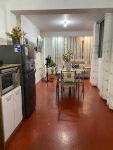 a kitchen and living room with a table and chairs at Minidepartamento en Huaral in Huaral