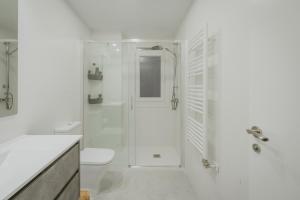 a white bathroom with a shower and a toilet at Mónaco in Valladolid +14 photos