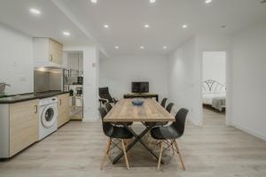 a kitchen and dining room with a table and chairs at Mónaco in Valladolid