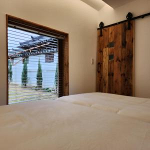 a bedroom with a bed and a window at 전주한옥마을 자하연해랑 in Jeonju +52 photos