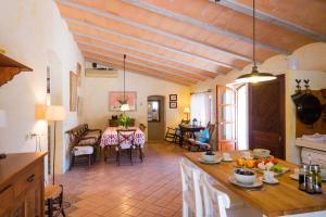 a kitchen and living room with a table and chairs at Son Reus in Felanitx