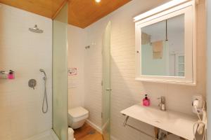 a bathroom with a shower and a toilet and a sink at Villa Estanco 14 in Vega de San Mateo +37 photos