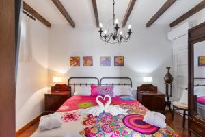 a bedroom with a bed with a colorful bedspread at Villa Estanco 14 in Vega de San Mateo