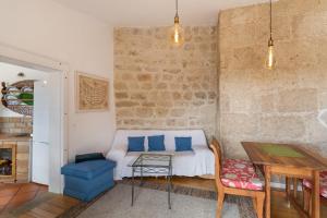 a living room with a couch and a table at Villa Estanco 14 in Vega de San Mateo