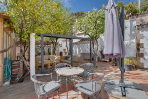 a patio with a table and an umbrella at Villa Estanco 14 in Vega de San Mateo