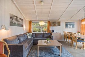 a living room with a couch and a table at Skipper-Lodge West in Kosel