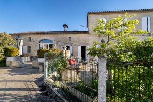 an old house with a fence in front of it at Chambre d'Hotes La Roseraie in Saint-Émilion +15 photos