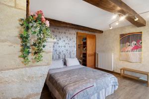 a bedroom with a bed with flowers on the wall at Chambre d'Hotes La Roseraie in Saint-Émilion