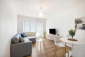 a living room with a couch and a table at Ferienwohnung Mücheln in Mücheln