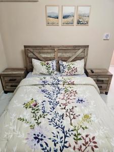 a bedroom with a bed with a floral bedspread at Happy stay297 in Paradera