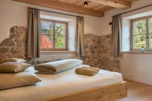 two beds in a room with two windows at Egger an der Lahn - Apt Wald in San Genesio Atesino