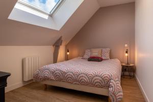 a bedroom with a bed and a skylight at Traou Mad in Merlevenez