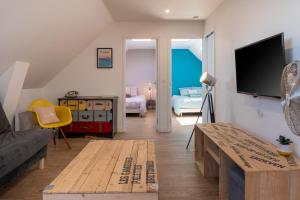 a living room with a couch and a tv at Traou Mad in Merlevenez