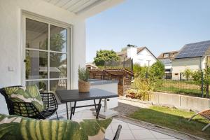 a patio with a table and chairs on a balcony at Karlotta in Eriskirch