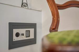 a electrical outlet on a wall next to a bed at Finca tropical Icod in Icod de los Vinos