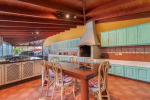 a kitchen with a table and chairs and a stove at Finca tropical Icod in Icod de los Vinos