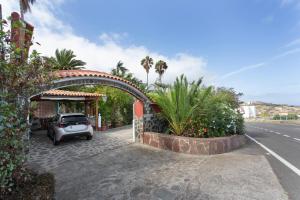 a car parked in a garage next to a street at Finca tropical Icod in Icod de los Vinos