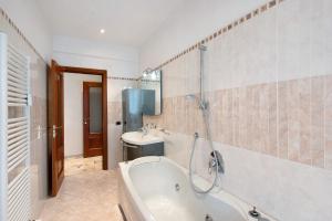 a bathroom with a bath tub and a sink at Le Vele in Albissola Marina +10 photos