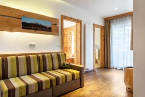 a living room with a couch and a tv at Apartments Marialisa Superior Orchi in Chiusa