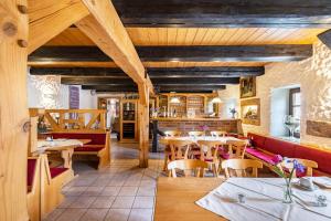 a restaurant with wooden ceilings and tables and chairs at Weingut Schuh in Coswig