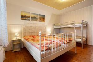 a bedroom with two bunk beds in a room at Ferienhaus Sundperle in Stralsund