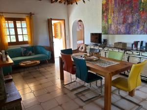 a kitchen with a table and chairs in a room at Divas Gartenhaus in Vasilítsion