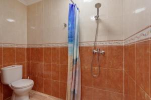 a bathroom with a toilet and a shower at apto luminoso lagos del cotillo in La Oliva +14 photos
