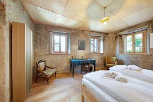 a bedroom with two beds and a table and chairs at Cedä-M in Dosoledo