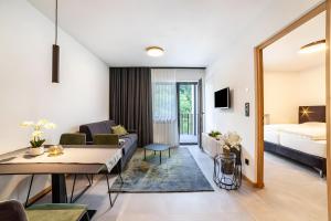 a living room with a couch and a bed at Apartment Pauli in Lagundo