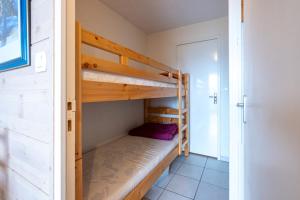 a small room with bunk beds in a house at Studio Avec Vue Splendide in Villarembert