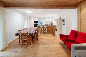 a kitchen and dining room with a table and chairs at Casa Patty Moena in Moena