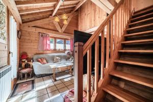 a room with a staircase in a wooden cabin at Chalet 7p Confort - Le refuge in Verchaix