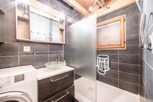 a bathroom with a sink and a washing machine at Chalet 7p Confort - Le refuge in Verchaix +13 photos