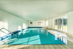 an indoor swimming pool with a swimming poolvisorvisorvisorbiddenbiddenbiddenbiddenbidden at Ferienwohnung Waldglück in Hinterzarten