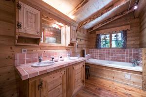 a bathroom with two sinks and a tub at Chalet Vardasse in Manigod +17 photos