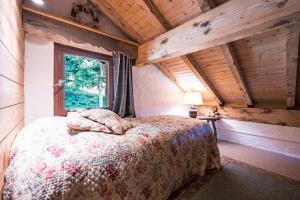 a bedroom with a bed in a room with a window at Chalet Vardasse in Manigod