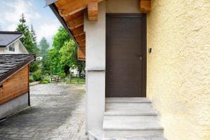 a brown door on the side of a building at Chalet Provenzale Trilocale in Acceglio
