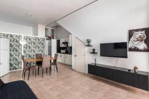a living room with a table and a tv on a wall at Apartamento La Listada Bajo in La Listada