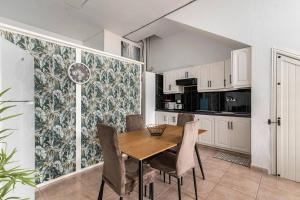 a dining room with a wooden table and chairs at Apartamento La Listada Bajo in La Listada