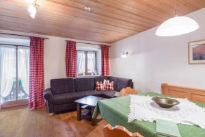 a living room with a couch and a table at Ferienwohnung Daniel in Grainau