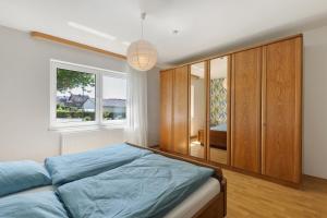 ein Schlafzimmer mit einem großen Bett und einem Fenster in der Unterkunft Bubach in Laubach