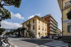 a building on a city street with cars parked at La dimora di Alda in Lavagna