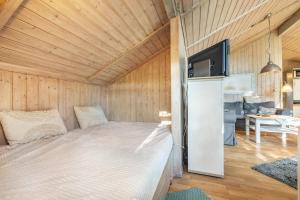 a bedroom with a large bed in a room at Möwe in Twielenfleth