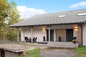 ein kleines weißes Haus mit einem Tisch und Stühlen in der Unterkunft Kaiserchalet in Höchenschwand