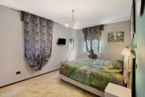 a bedroom with a bed and two windows at Casa Michod Chatillon - Nonna Genia in Châtillon
