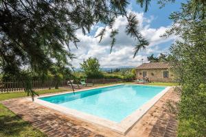 a swimming pool in the yard of a house at Villa Agriturismo Il Pratone in Castiglione dʼOrcia