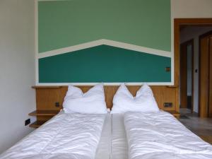 A bed or beds in a room at Haus Siebenbruenn