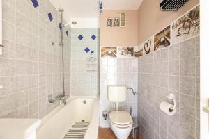a bathroom with a toilet and a bath tub at Ferienwohnung mit Badestrand in Glücksburg +22 photos