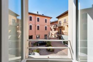 an open window with a view of a courtyard at Vecchia Scala in Germignaga